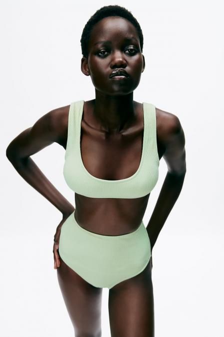 Bikini verde claro con top con escote redondo y tirantes anchos (15,95 euros) y braguitas de tiro alto (12,95 euros)