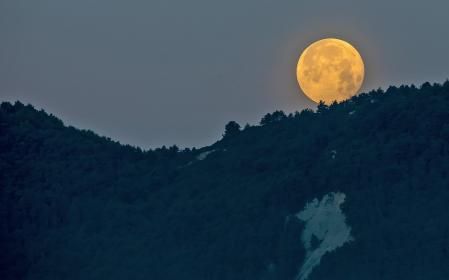 La Superluna de las flores se pone por la Creu de Gurb.