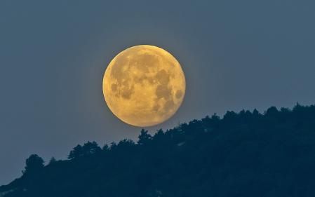 La Superluna de las flores se pone por la Creu de Gurb.
