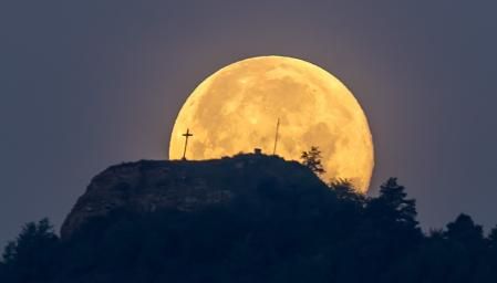 La Superluna de las flores se pone por la Creu de Gurb.