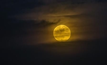 La Superluna de las flores escondida entre nubes en Manlleu.