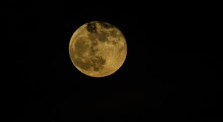 La Superluna de las flores escondida entre nubes en Manlleu.
