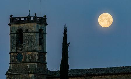 Superluna de las flores con el reloj del campanario de la iglesia de Sant Bartomeu del Grau.