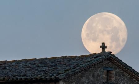 Superluna de las flores con el reloj del campanario de la iglesia de Sant Bartomeu del Grau.