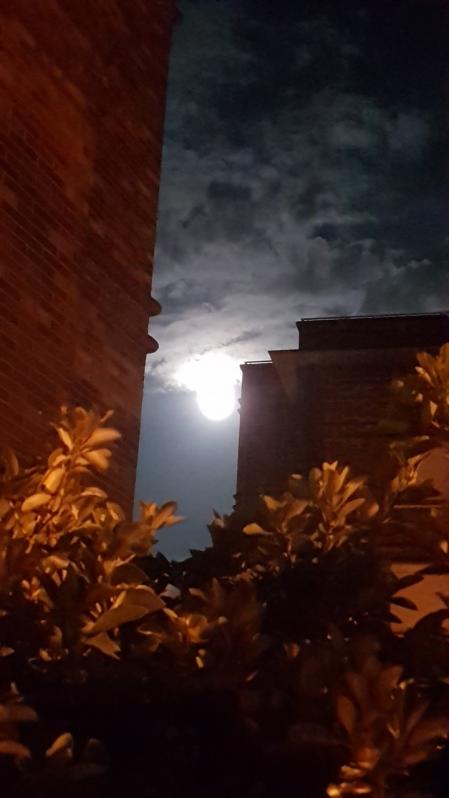 Superluna de las flores entre los edificios, en Santander.