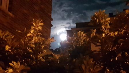 Superluna de las flores entre los edificios, en Santander.