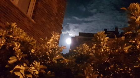 Superluna de las flores entre los edificios, en Santander.