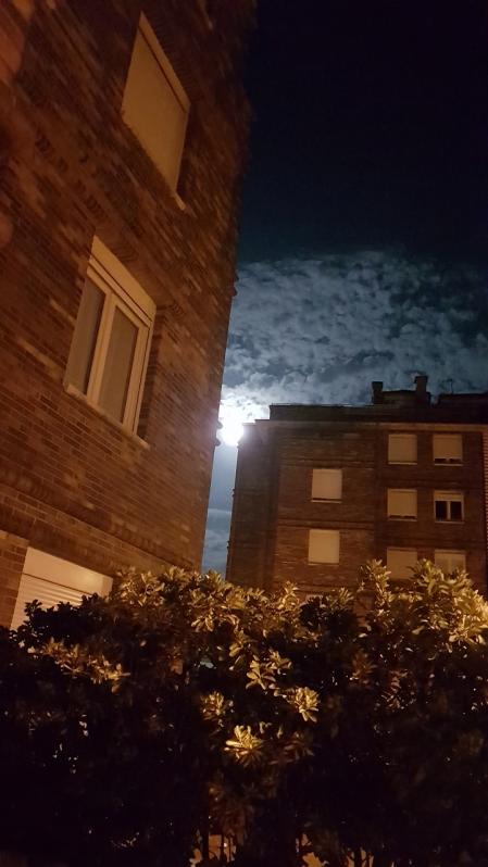 Superluna de las flores entre los edificios, en Santander.