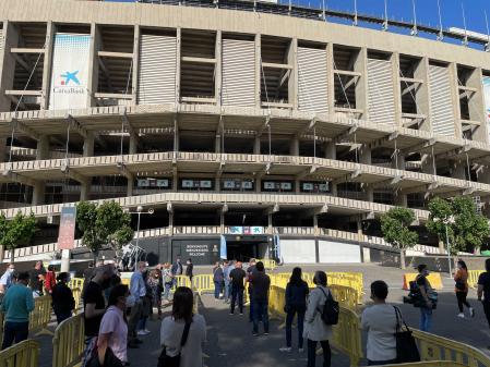EL Camp Nou se estrena como punto de vacunación contra la covid