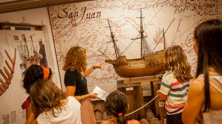 Un grupo de visitantes en la zona museística de Albaola.