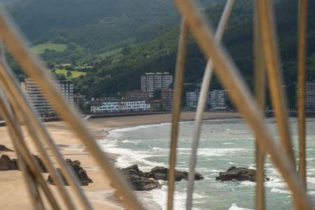 Bakio está situado en la comarca de Uribe Butrón y a medio camino entre Mungia y Bermeo.