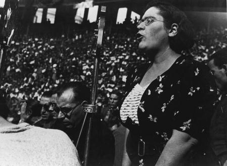 Grandioso mitin en la plaza de toros Monumental, organizado conjuntamente por la CNT-FAI y el PSUC-UGT, para dar a conocer públicamente el pacto de cooperación firmado por dichas organizaciones. La ministra de Sanidad y dirigente de la CNT, Federica Montseny, durante su intervención en el mitin.