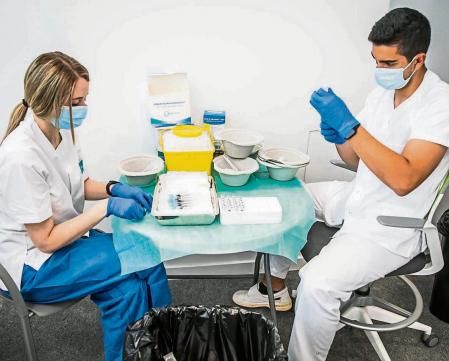 27 - 05 - 2021 / Barcelona / Vacunacion en el Centro Comercial La Maquinista / Foto: Llibert Teixidó - Preparación de vacunas que se mezclan con suero