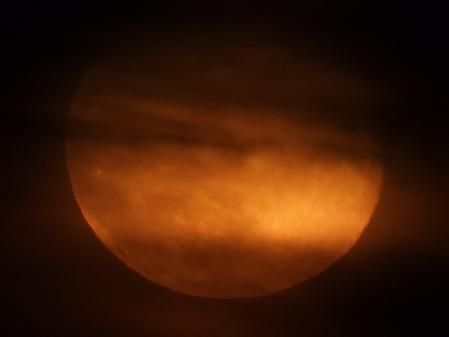 Superluna entre las nubes vista desde Miami Platja.