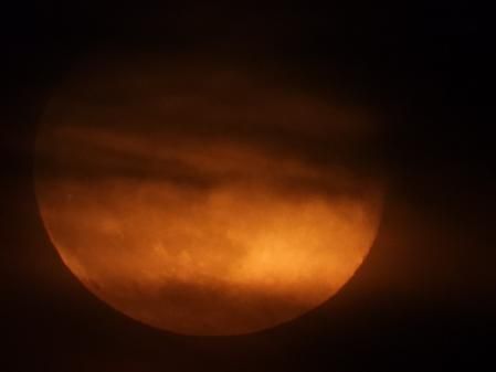 Superluna entre las nubes vista desde Miami Platja.