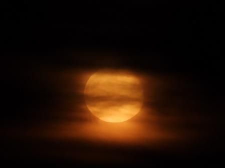 Superluna entre las nubes vista desde Miami Platja.