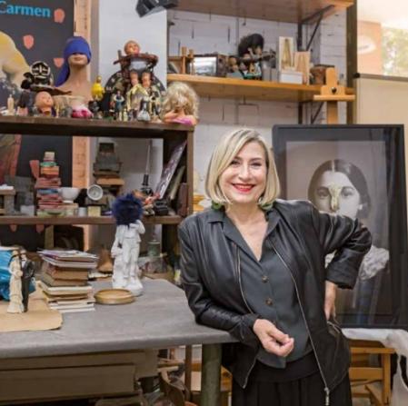 La artista valenciana Carmen Calvo, en su estudio.
