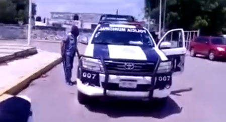 Con los agentes refugiados en el coche, y el hombre más calmado, Pancho y la mujer se marchan.