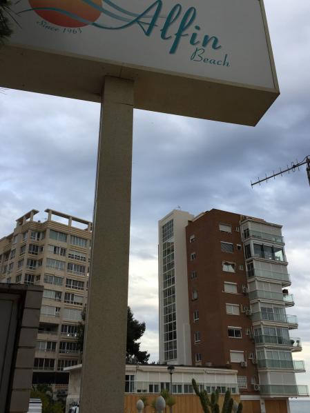 Cartel del restaurante Alfin, cuyo local -en los bajos del edificio del fondo- permanece abandonado.