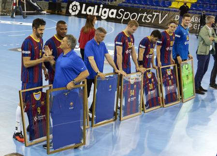 Xavi Pascual saluda a Raúl Entrerríos