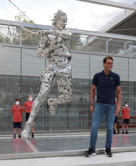 Rafael Nadal, junto a su escultura