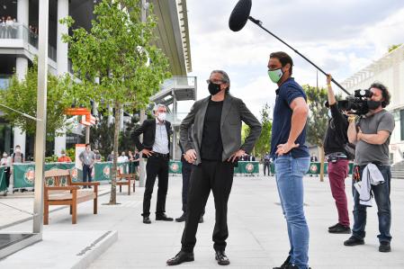 Jordi Díez Fernández y Rafael Nadal contemplan la escultura