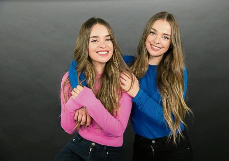 Gemelas Paula Etxeberria (azul ) y Aitana (rosa) conocidas artisticamente como Twin Melody