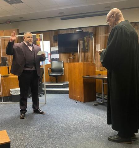 Bruce Morrow, un juez de Estados Unidos, decidió hace 16 años dejar en libertad a un traficante de drogas confeso, que ahora ha vuelto para jurar como abogado.