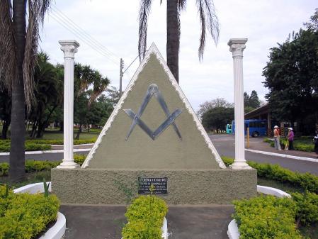 Escultura que representa los símbolos de la masonería.