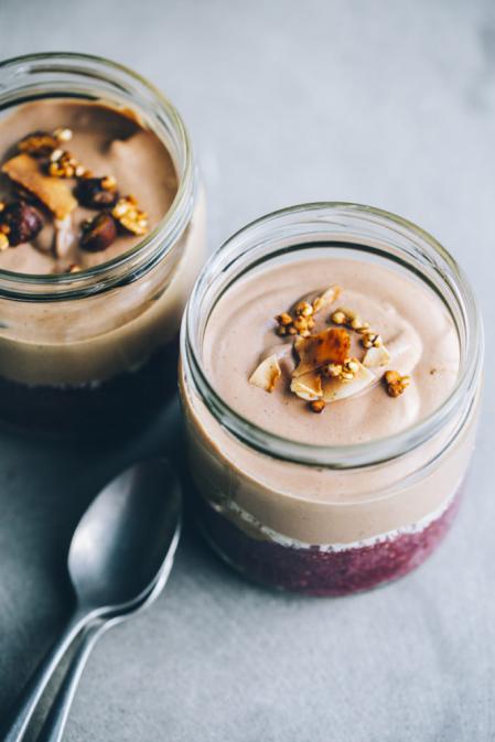 Pudding de chia y cerezas con crema de cacao