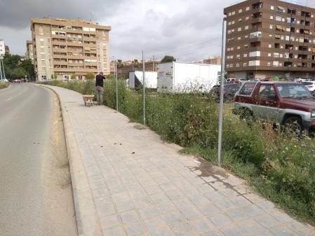 Trabajadores perimetrando con vallas los terrenos de Metrovacesa en Benimaclet