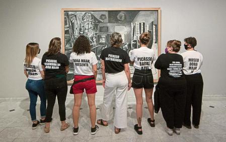 Maria Llopis y sus alumnas en una acción en el Museu Picasso denunciando que el pintor era un maltratador