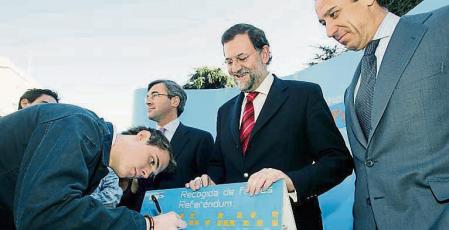 1/03/06 FOTO DANI DUCH LV MAD ACEBES RAJOY Y ZAPLANA EN LA MESA DEL PP CONTRA EL ESTATUTO DE CATALUNYA DELANTE DEL CONGRESO DE LOS DIPUTADOS