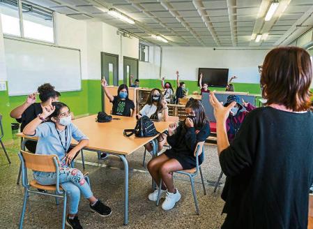 Foto a un aula de grandes dimensiones de un instituto de Terrassa, Jaume Cabré, la directora es Maribel Tarrés. Este aula está dividida por muebles como sofás y armarios, así pueden dar clases a varios grupos burbujas a la vez - foto: Montse Giralt
