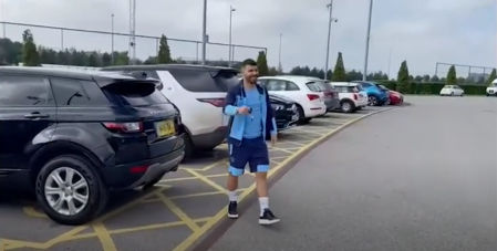 El futbolista Kun Agüero muestra las llaves del Range Rover Evoque que sorteó entre los trabajadores del Manchester City&nbsp;