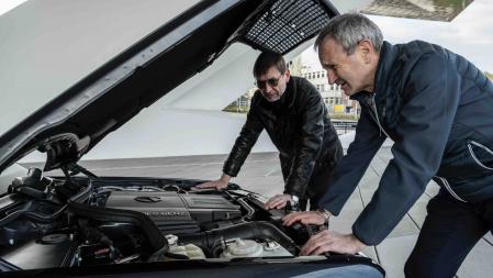 El propulsor V8 del Mercedes 500E respiraba a través del espacio que rodea a los dos faros delanteros&nbsp;
