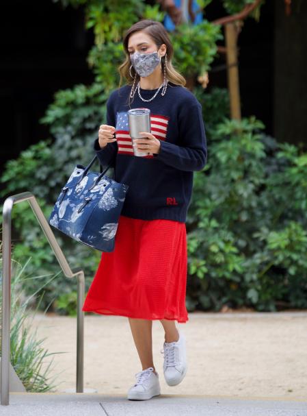 Jessica Alba con un estilismo casual en Los Ángeles