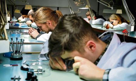 FOTO ALEX GARCIA ALUMNOS DE FORMACION PROFESIONAL DEL INSTITUT DE LA MERCE DE ZONA FRANCA ESTUDIAN RELOJERIA FO2019/01/16