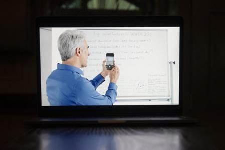 Craig Federighi hace una foto a una pizarra para pasar el texto a un mensaje