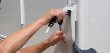 Como sucede en los turismos, es importante cerrar puertas y ventanas durante la noche y no dejar nada de valor a la vista&nbsp;