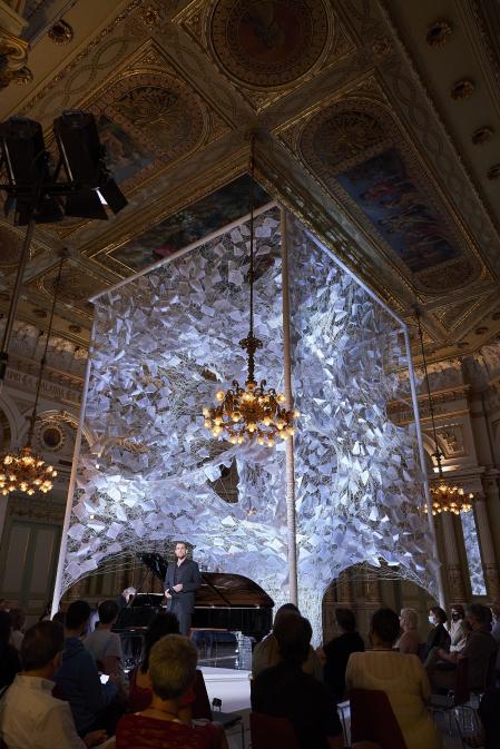 'Last hope', la instalación sobre 'Winterreise' de la artista japonesa Chiharu Shiota en el Saló dels Miralls del Liceu. En escena, el cantante bajo Tareq Nazim interpretando el ciclo de Schubert