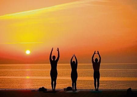 Yoga al amanecer en la Barceloneta.