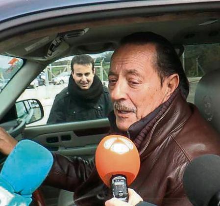 Julián Muñoz responde a preguntas de los medios antes de su reingreso en prisión.