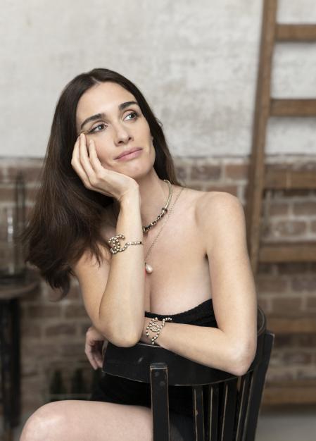 Vestido de Elisabetta Franchi , brazaletes Move 10th Move Noa de Messika Paris Maquillaje es de Giorgio Armani Beauty