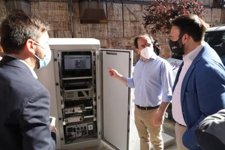 El concejal delegado de Innovación y Emprendimiento, Ángel Niño, y el delegado de Medio Ambiente y Movilidad, Borja Carabante, durante la presentación del radar de emisiones en la calle Prim de Madrid