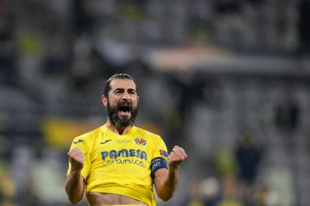 Villarreal's Spanish defender Raul Albiol  celebrates scoring in a penalty shootout  during the UEFA Europa League final football match between Villarreal CF and Manchester United at the Gdansk Stadium in Gdansk on May 26, 2021. (Photo by Michael Sohn / POOL / AFP)