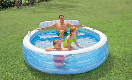 Piscina con sillón hinchable.