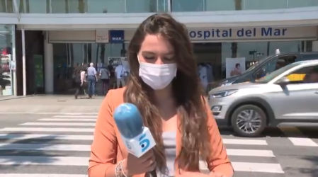 Elena Gómez espera para entrar en directo en Informativos Telecinco