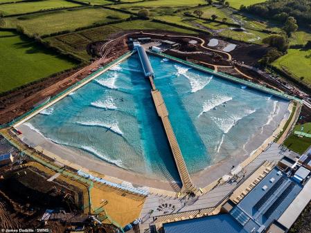 Una laguna artificial para parcticar el surf, instalación de Wavegarden en Bristol.
