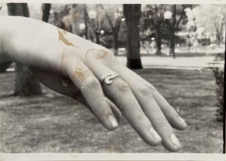 Fotografía utilizada para restaurar, se aprecian entre otras imperfecciones manchas de los químicos del revelado.